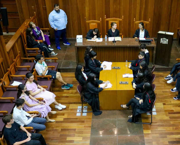 Alunos do Anglo participam de Jri Simuldado na Faculdade de Direito do Sul de Minas